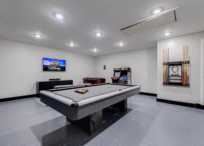 Beautiful Home, Centrally Located To Parks With Pool