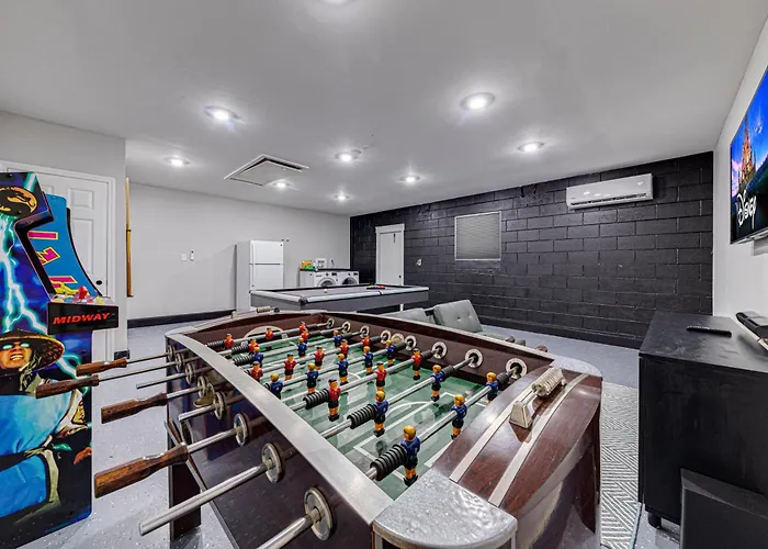 Beautiful Home, Centrally Located To Parks With Pool