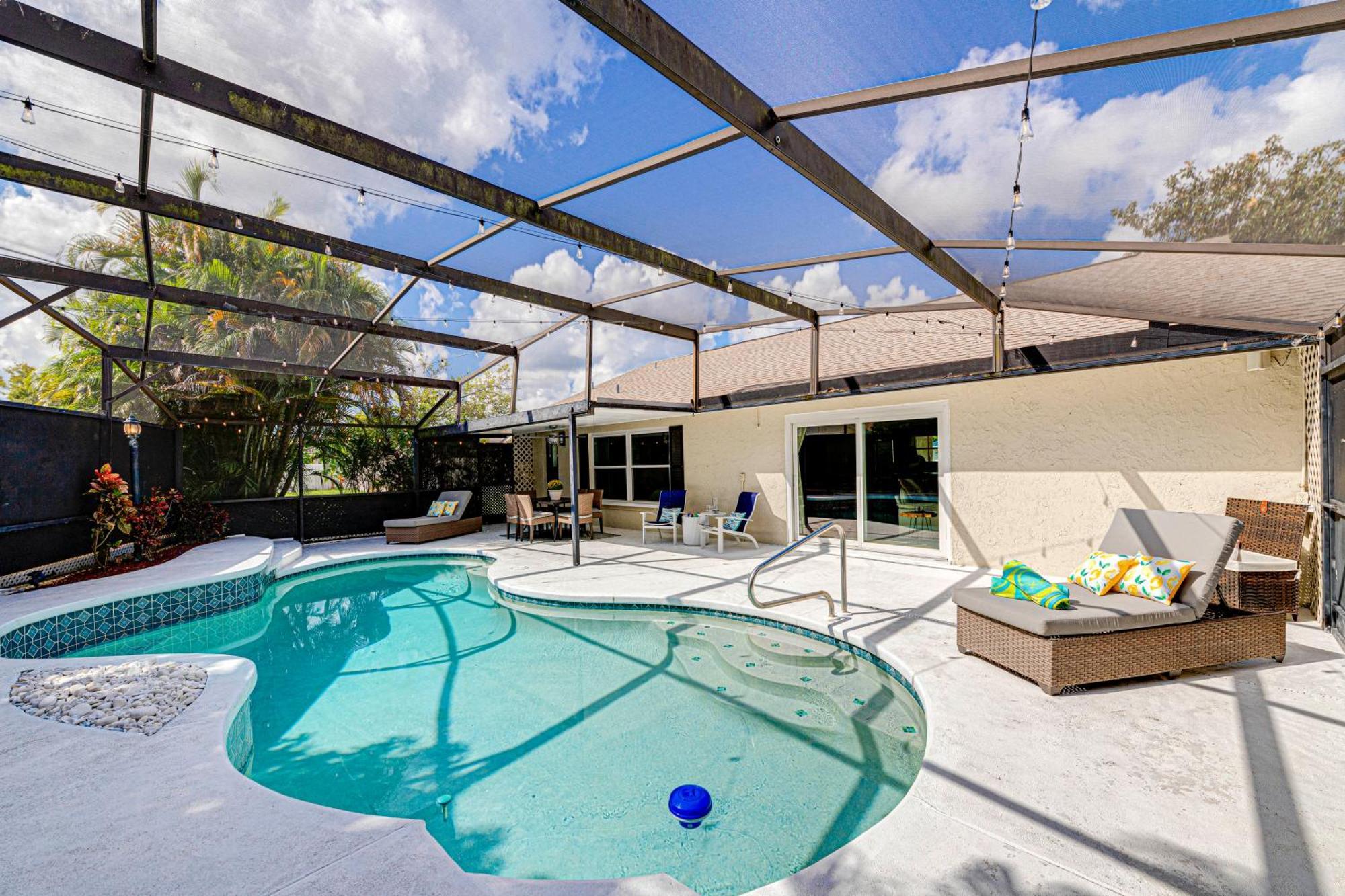 Beautiful Home, Centrally Located To Parks With Pool *