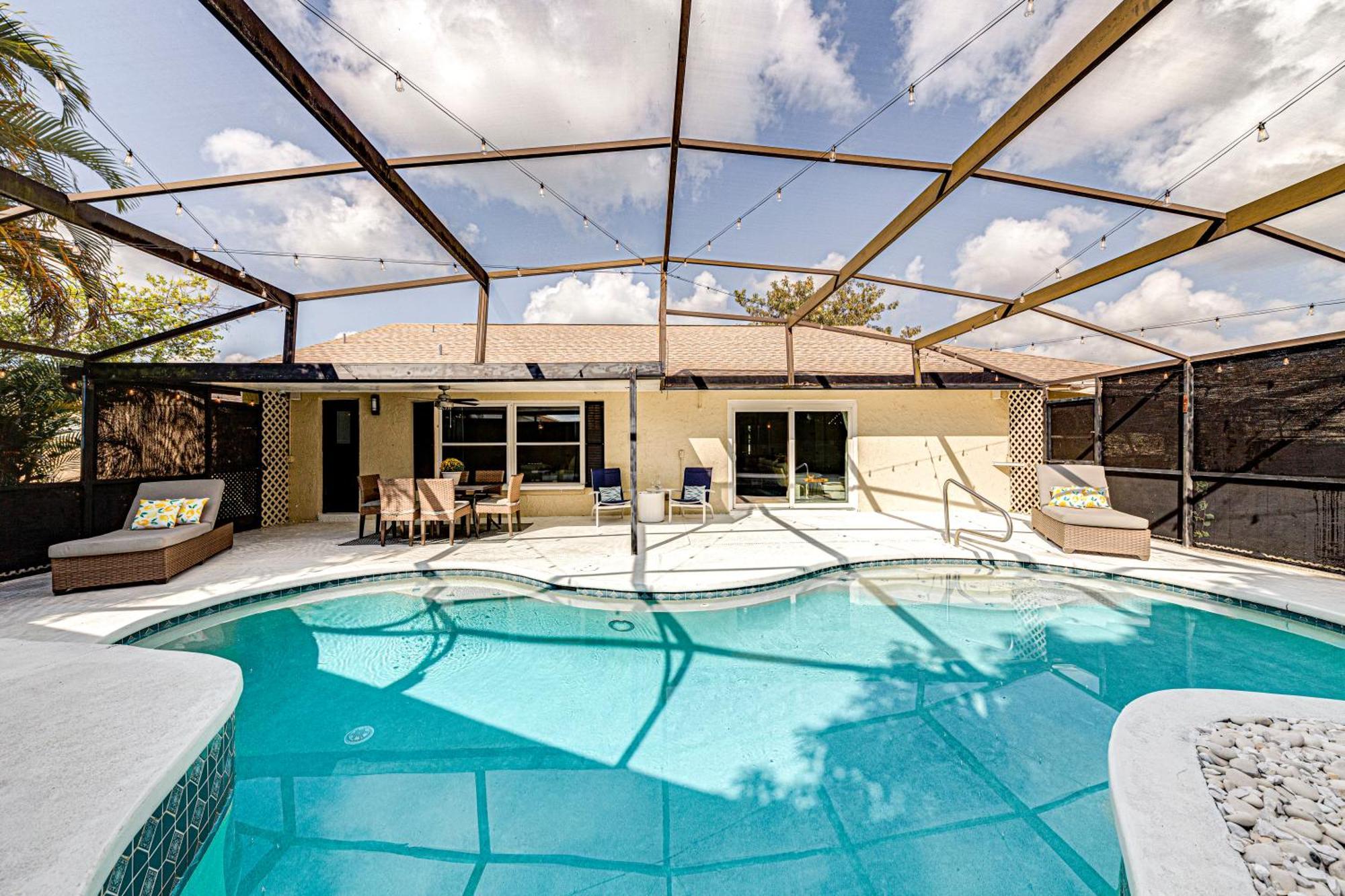 Сasa de vacaciones Beautiful Home, Centrally Located To Parks With Pool