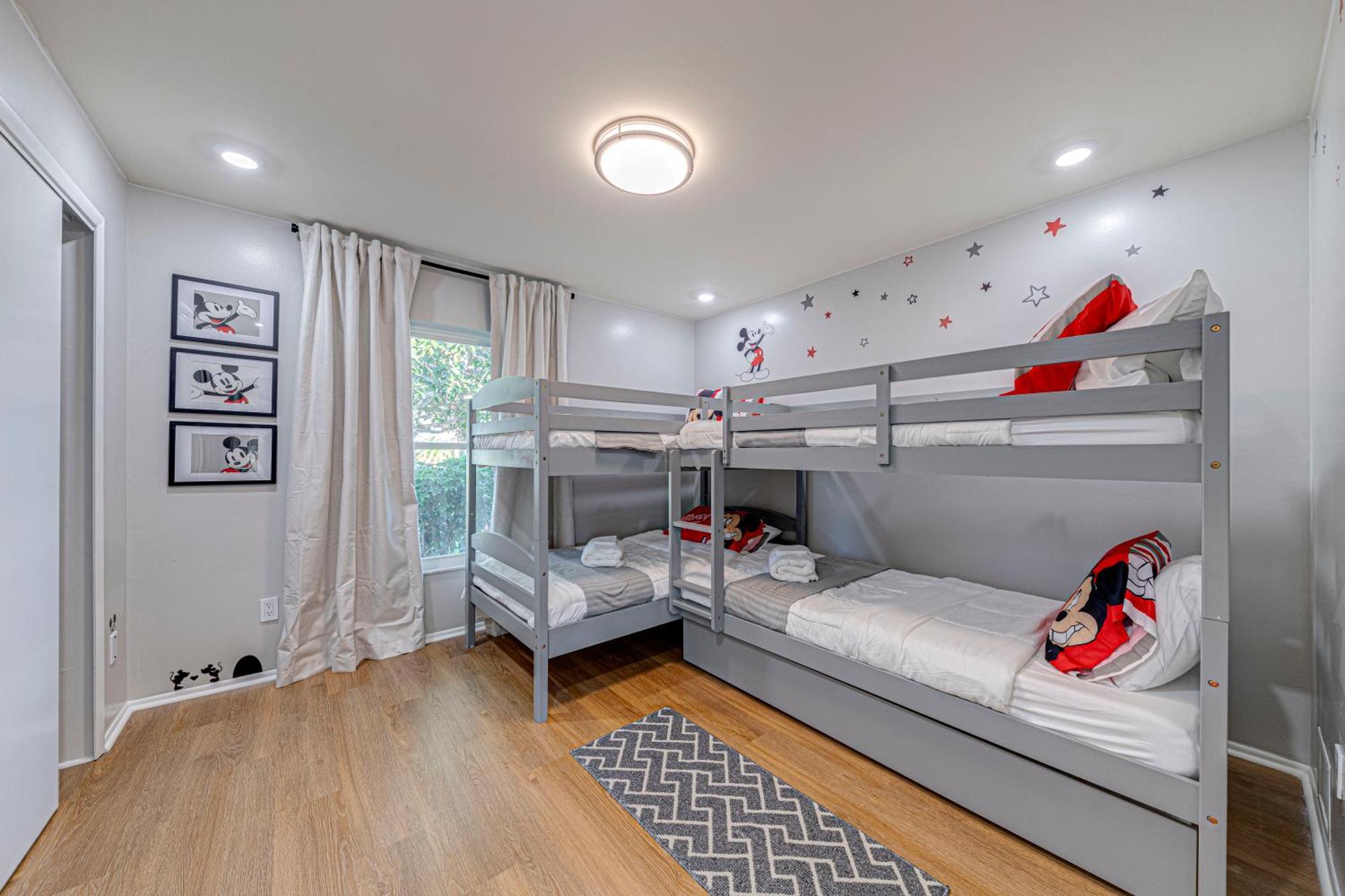 Beautiful Home, Centrally Located To Parks With Pool Hébergement de vacances