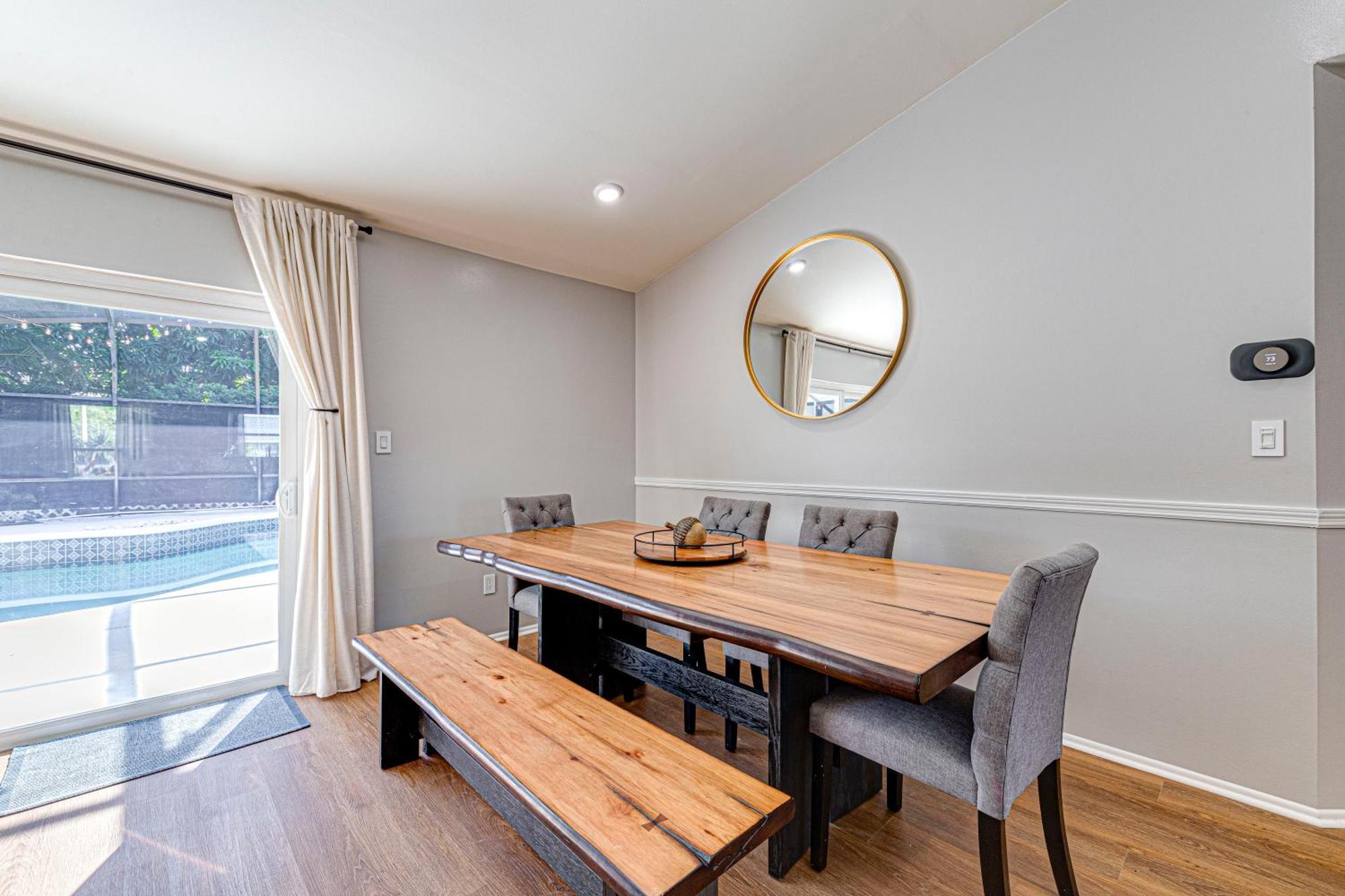 Beautiful Home, Centrally Located To Parks With Pool Hébergement de vacances