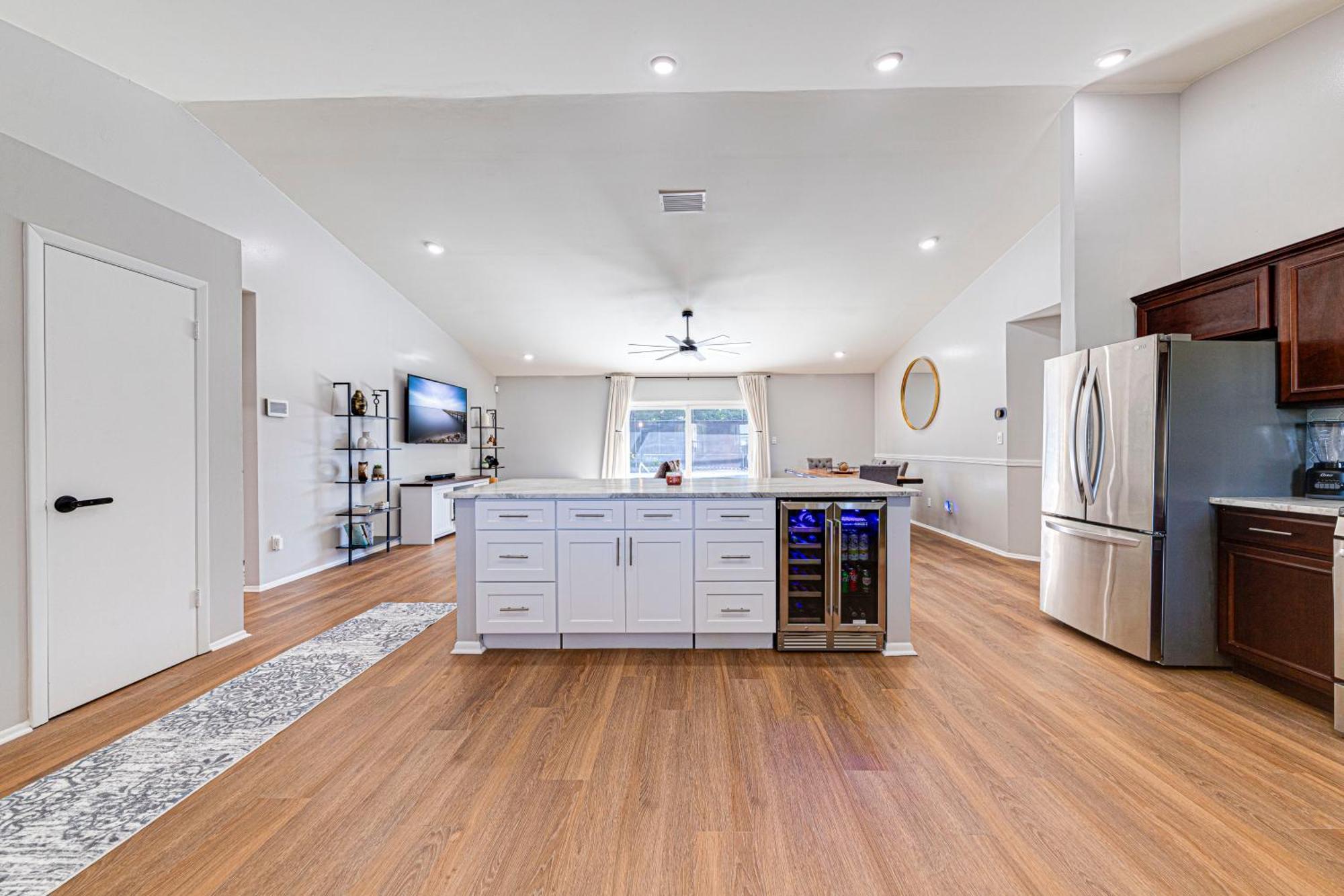 Beautiful Home, Centrally Located To Parks With Pool *